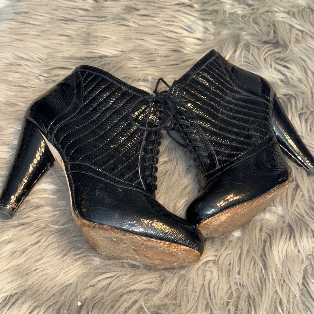 Cynthia Vincent Patent Leather Embossed Platform Heel Booties Size 7.5
